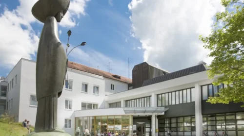 Die Zukunft der Klinik Vilsbiburg sichern Standort der LA-Regio Kliniken soll zur Fachklinik werden – Notfallversorgung soll erhalten bleiben