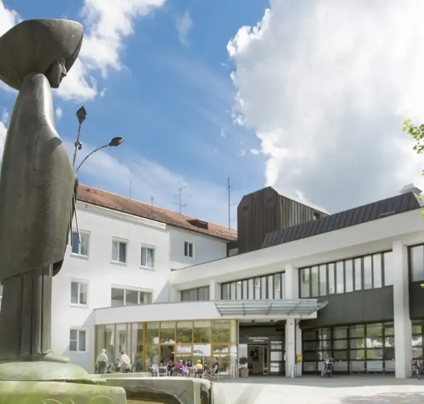 Die Zukunft der Klinik Vilsbiburg sichern Standort der LA-Regio Kliniken soll zur Fachklinik werden – Notfallversorgung soll erhalten bleiben