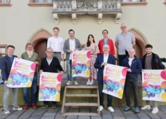 Bunte Kulturflut unter freiem Himmel