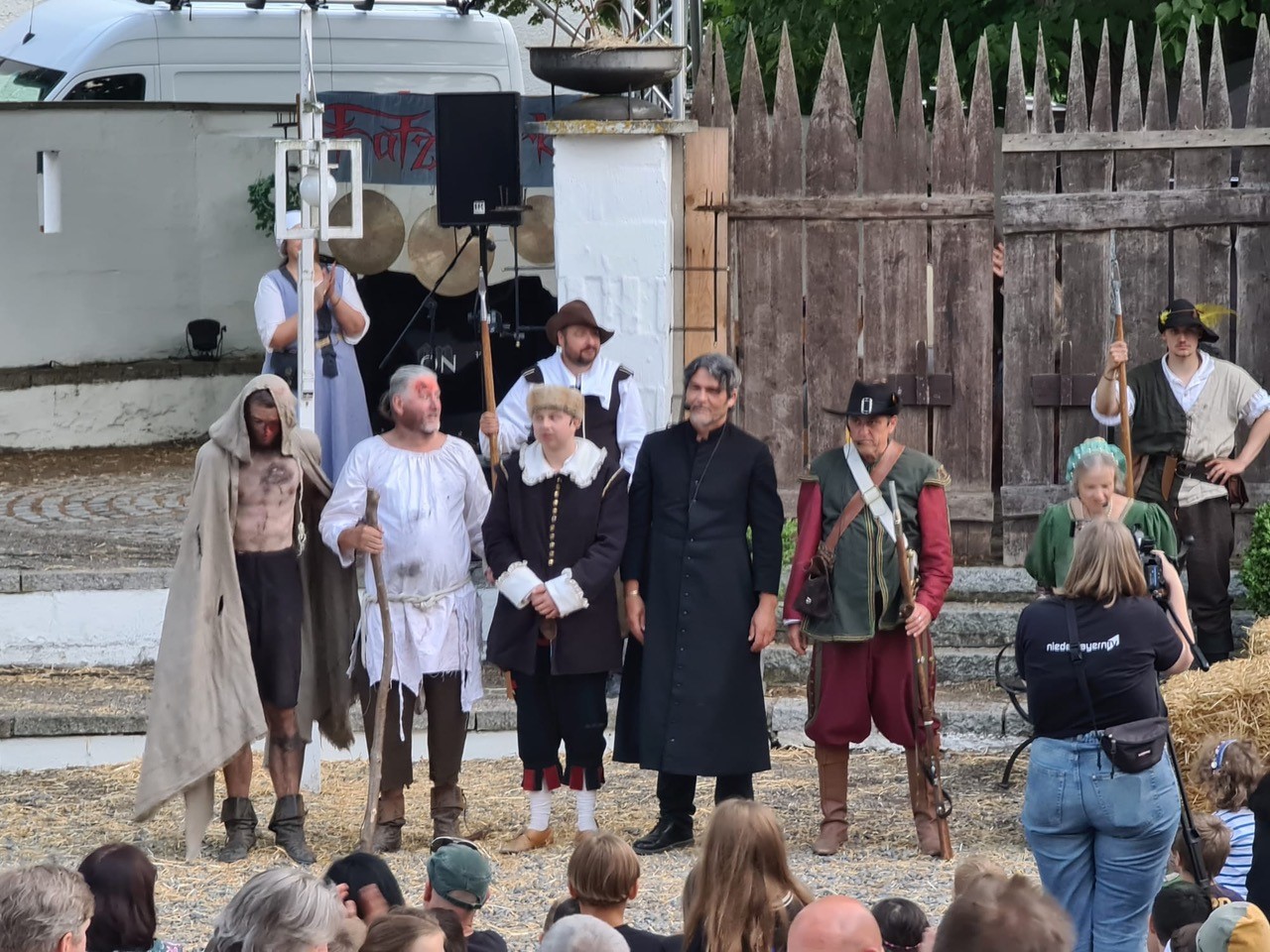 Mittelalter rockt Energiegeladener Auftritt von Totus Gaudeo – Schlossfest sehr gut besucht