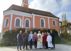 Neue Deutenkofener Kirchturmuhr gesegnet