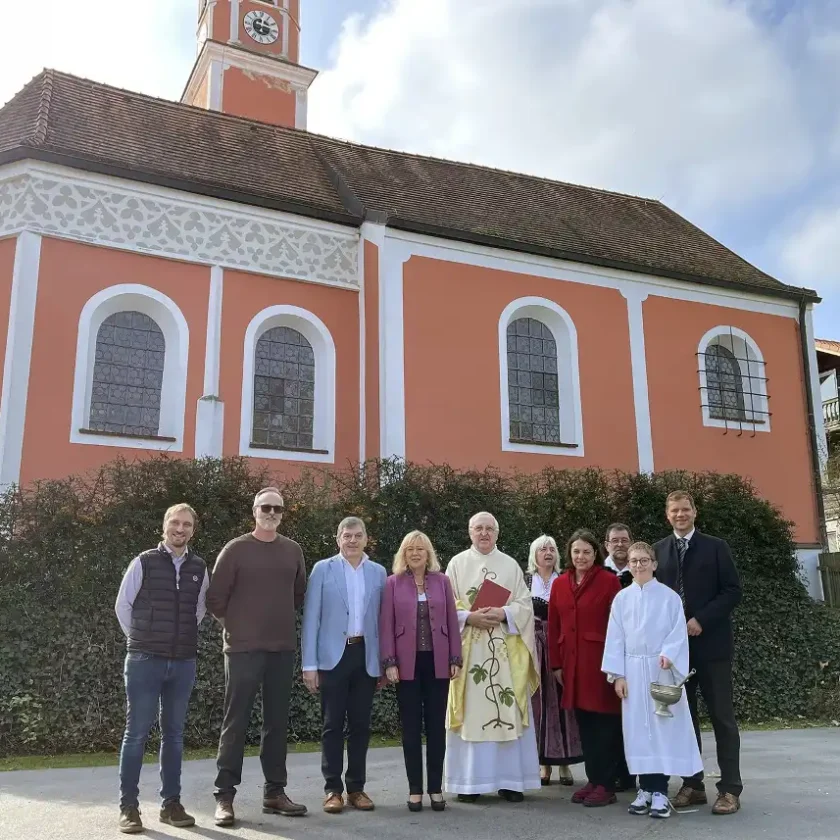 Neue Deutenkofener Kirchturmuhr gesegnet