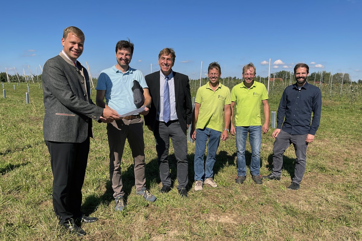 Neue Agri-PV-Anlage in Deutenkofen soll sauberen Strom erzeugen und Bäume schützen