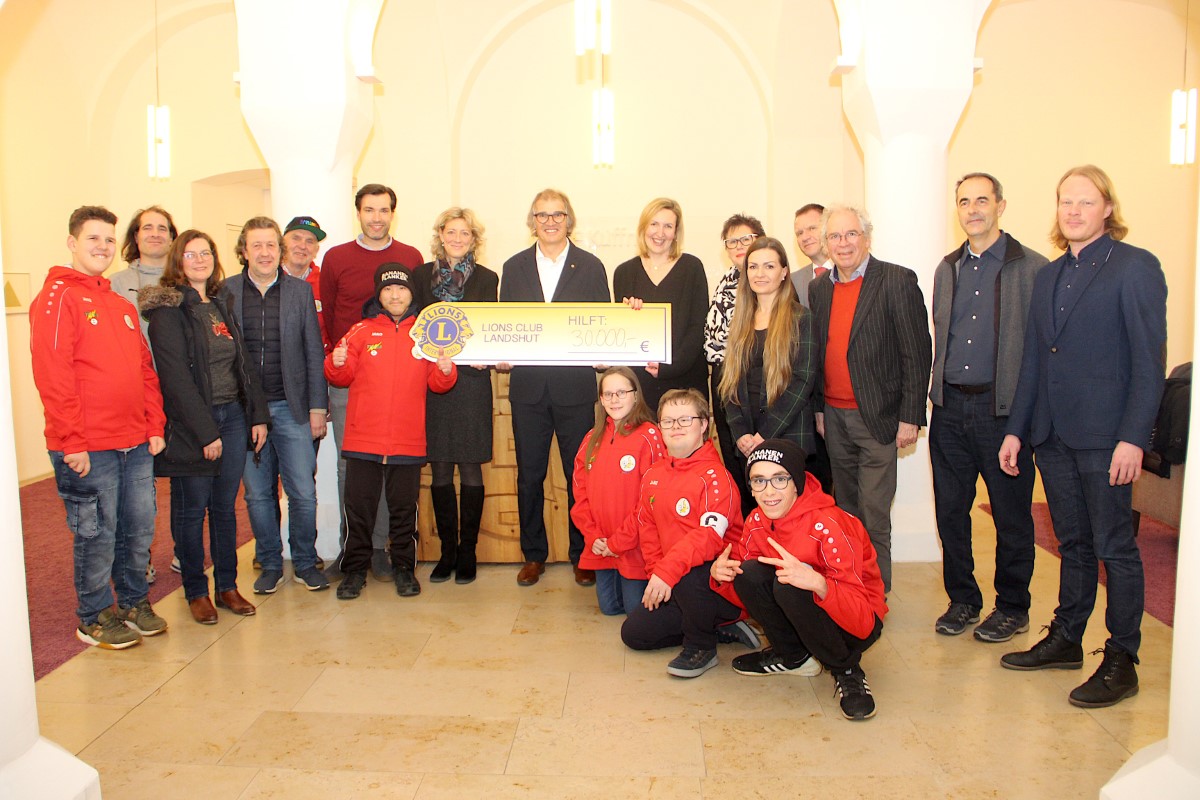 30.000 Euro für Soziales und Bildung Lions Club Landshut spendet Erlös des Adventskalenders 2022 an neun Projekte