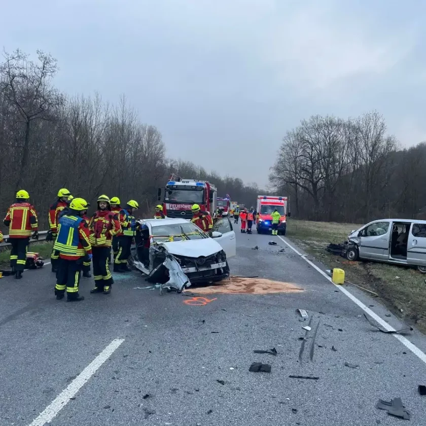 Schwerer Verkehrsunfall auf der B 11 zwischen Landshut und Schloßberg fordert insgesamt sieben Verletzte