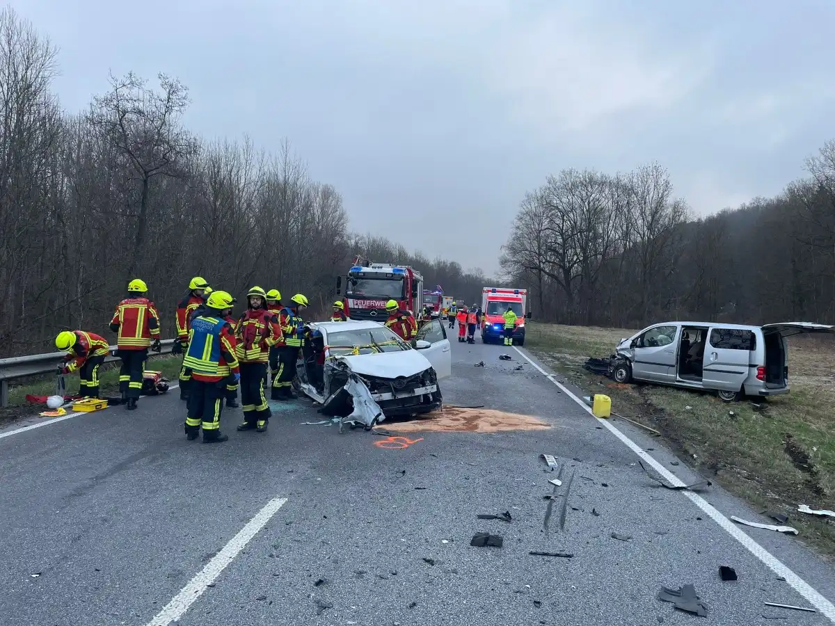 Schwerer Verkehrsunfall auf der B 11 zwischen Landshut und Schloßberg fordert insgesamt sieben Verletzte