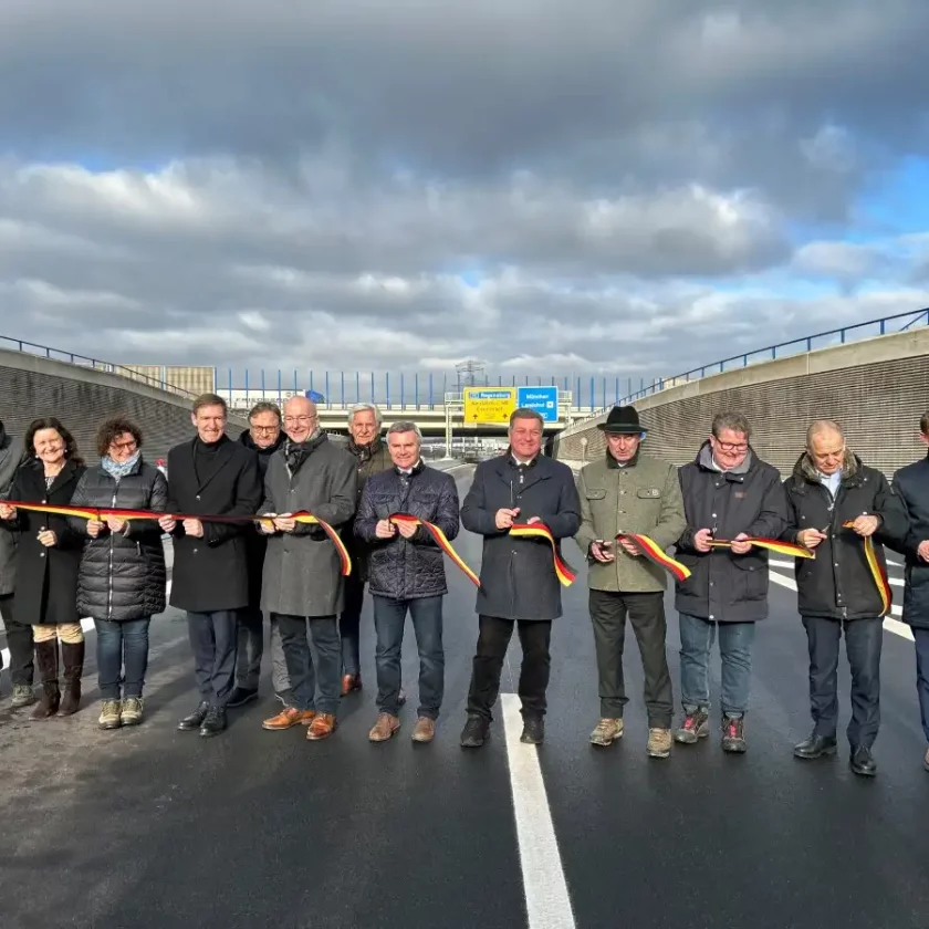 Arbeiten an Grundwasserwanne Ohu abgeschlossen Meilenstein: Gesamtfertigstellung der B 15neu zwischen der A 93 und der A 92