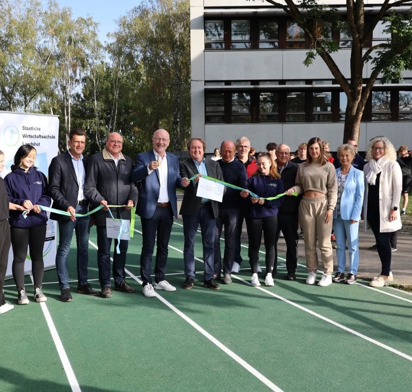 PM Stadt - Außenanlagen der Staatlichen Wirtschaftsschule übergeben