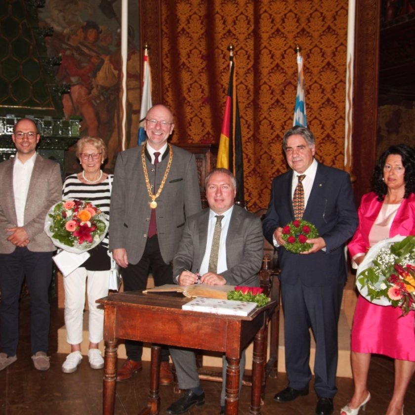 Italienischer Generalkonsul trägt sich ins Goldene Buch ein