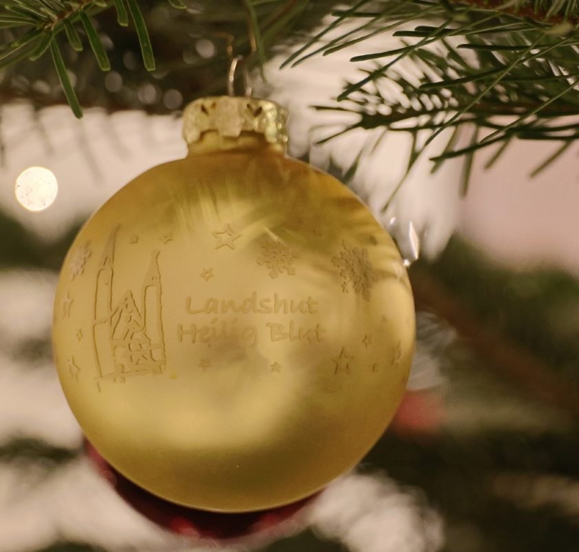 Pfarrkirche Heilig Blut als Weihnachtsschmuck