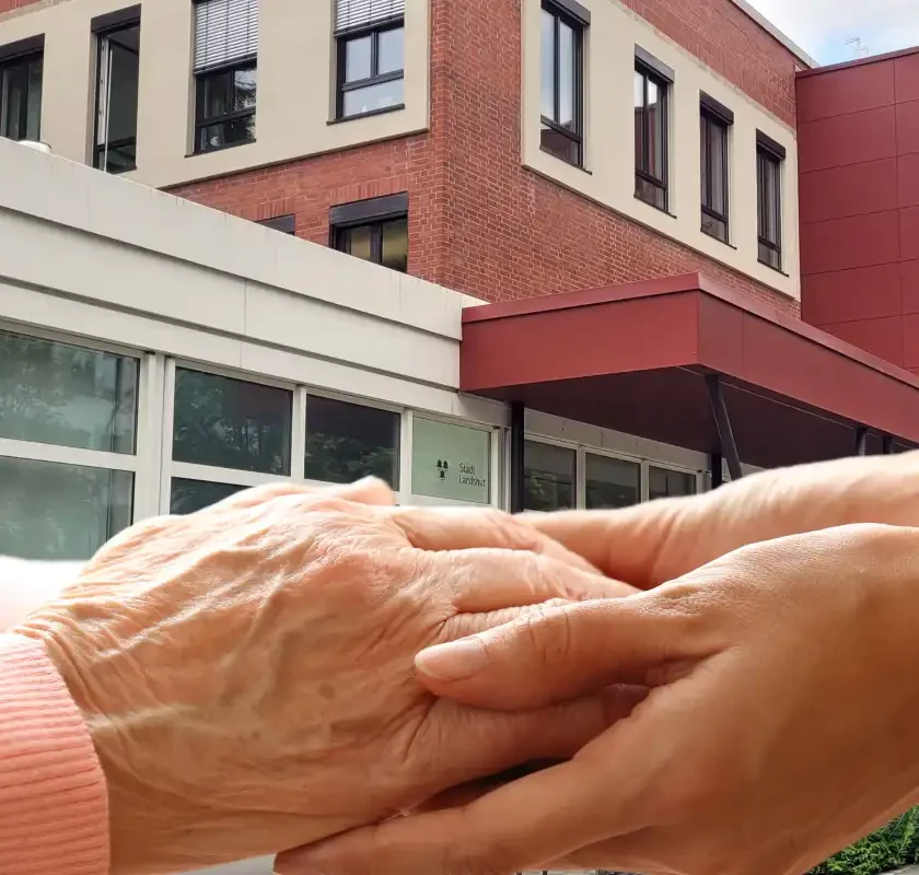 Pflegebedürftigen und Angehörigen zur Hand gehen