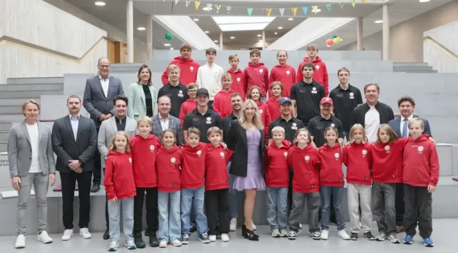 Staatsministerin Stolz besucht „Partnerschule des Wintersports“