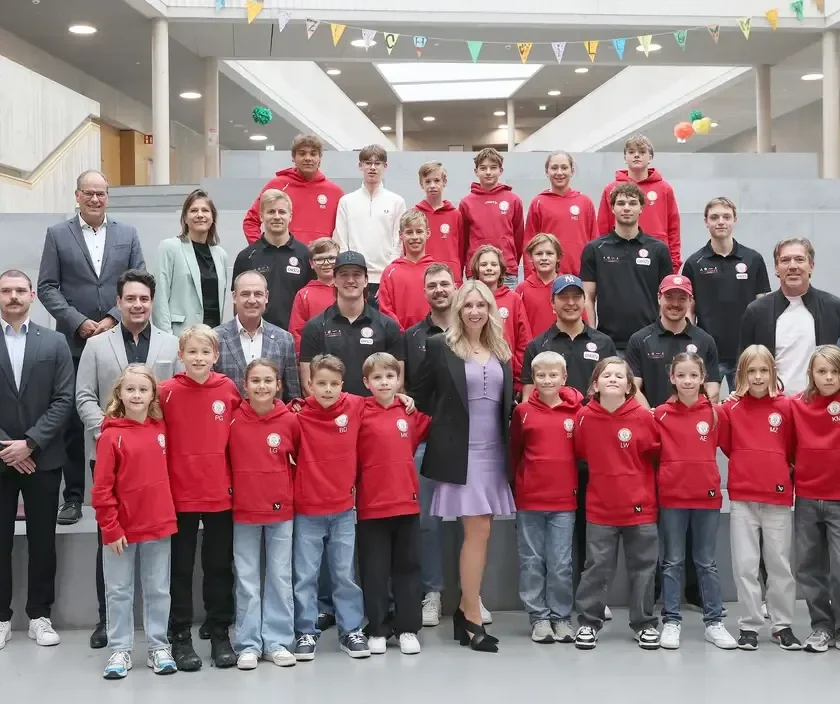 Staatsministerin Stolz besucht „Partnerschule des Wintersports“