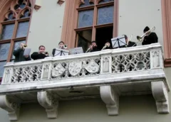TURMBLÄSER SPIELEN ZU NEUJAHR AUF DEM RATHAUSBALKON