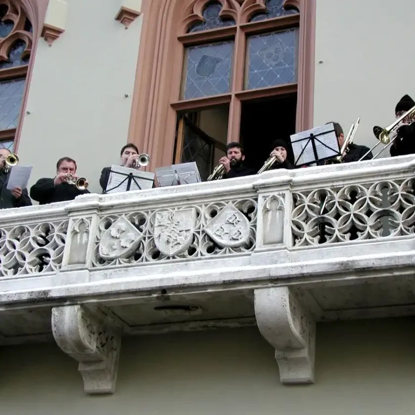 TURMBLÄSER SPIELEN ZU NEUJAHR AUF DEM RATHAUSBALKON
