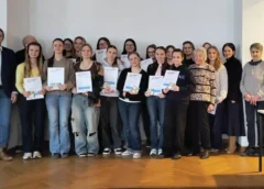 Jugendliche begleiten Senioren in die digitale Welt