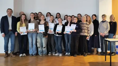 Jugendliche begleiten Senioren in die digitale Welt