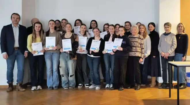 Jugendliche begleiten Senioren in die digitale Welt