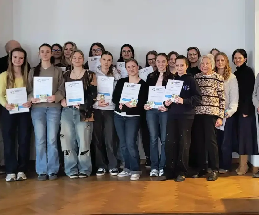 Jugendliche begleiten Senioren in die digitale Welt