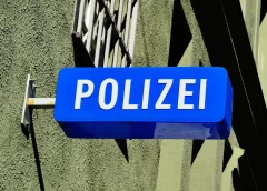 Polizeigebäude Schild