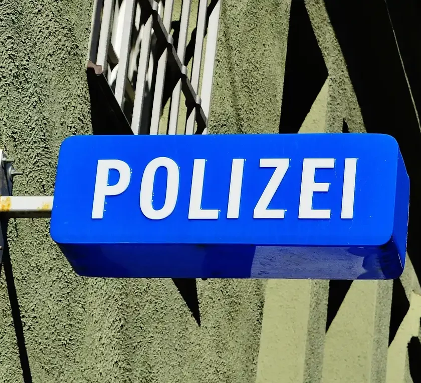 Polizeigebäude Schild