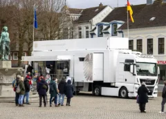 Infomobil des Bundestages auf Sommertour von der Ostsee bis Niederbayern