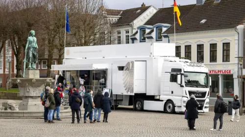 Infomobil des Bundestages auf Sommertour von der Ostsee bis Niederbayern
