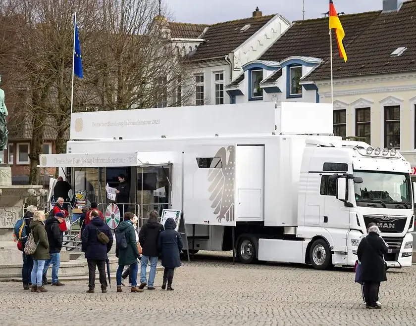 Infomobil des Bundestages auf Sommertour von der Ostsee bis Niederbayern